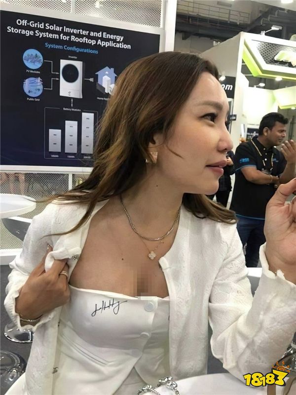 黄仁勋在美女胸前签名 网友：和英伟达股票一样疯狂